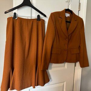 SAG HARBOR GOLD 2PC SKIRT SUIT.